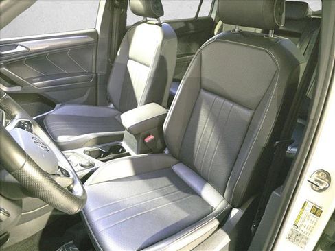 Used 2022 Volkswagen Tiguan SE R-Line image 16
