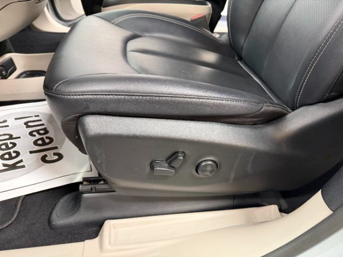 Used 2024 Chrysler Pacifica Limited FWD image 12