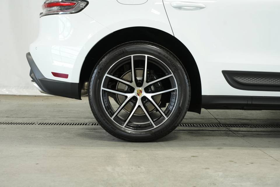 Certified 2025 Porsche Macan AWD/4WD image 40