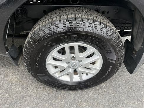 Used 2014 Nissan Frontier SV w/ SV Value Truck Package AWD/4WD image 31