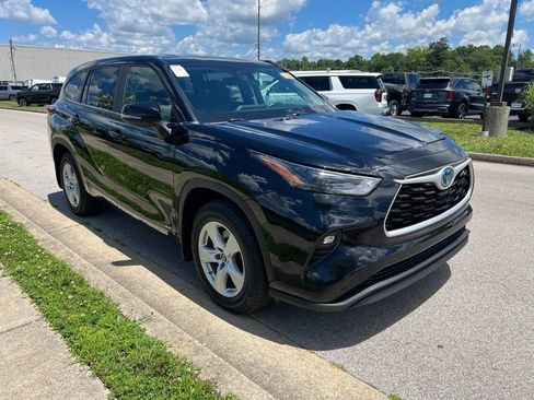 Used 2024 Toyota Highlander LE AWD/4WD image 2