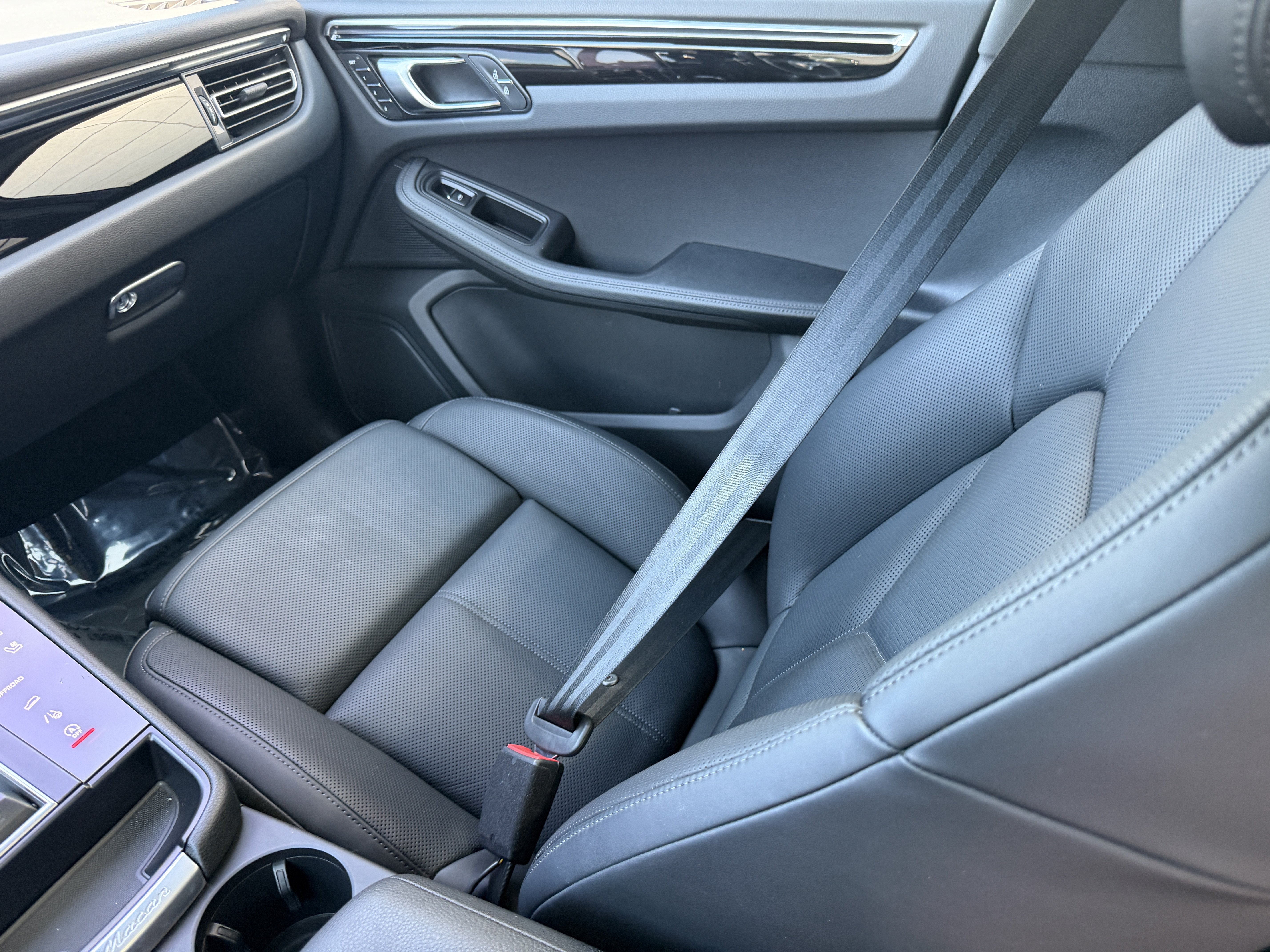 Certified 2024 Porsche Macan AWD/4WD image 18