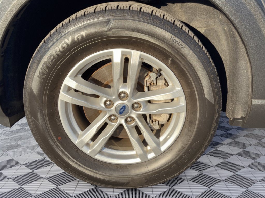Used 2023 Ford Explorer XLT AWD/4WD image 13