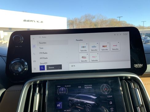 Used 2024 Lexus LX 600 4WD w/ Luxury Package image 21