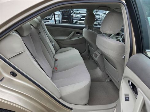 Used 2010 Toyota Camry LE image 29