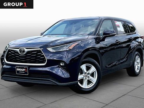 Used 2023 Toyota Highlander LE FWD image 1