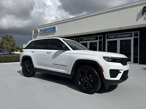 Used 2022 Jeep Grand Cherokee Altitude AWD/4WD image 22