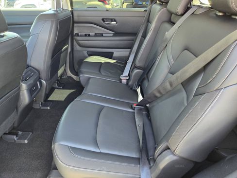 Used 2023 Nissan Pathfinder SL FWD image 11