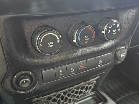 Used 2016 Jeep Wrangler Unlimited Rubicon w/ Connectivity Group image 16