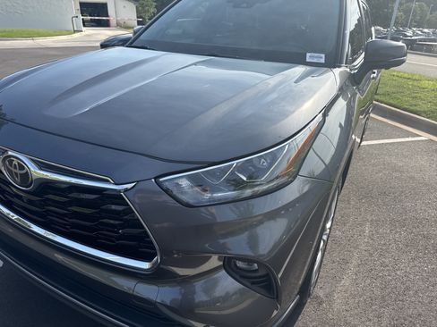 Used 2023 Toyota Highlander Platinum FWD image 6