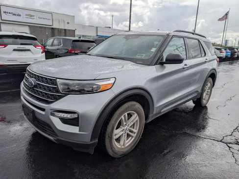 Used 2023 Ford Explorer XLT w/ Equipment Group 202A AWD/4WD image 4