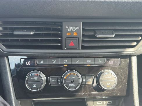 Certified 2023 Volkswagen Jetta SE w/ Panoramic Sunroof Package image 18