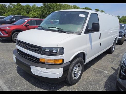 Used 2026 Chevrolet Express 2500 Extended RWD image 3