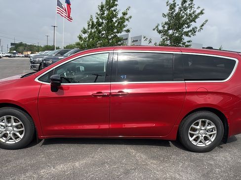 New 2026 Chrysler Pacifica Select FWD image 8
