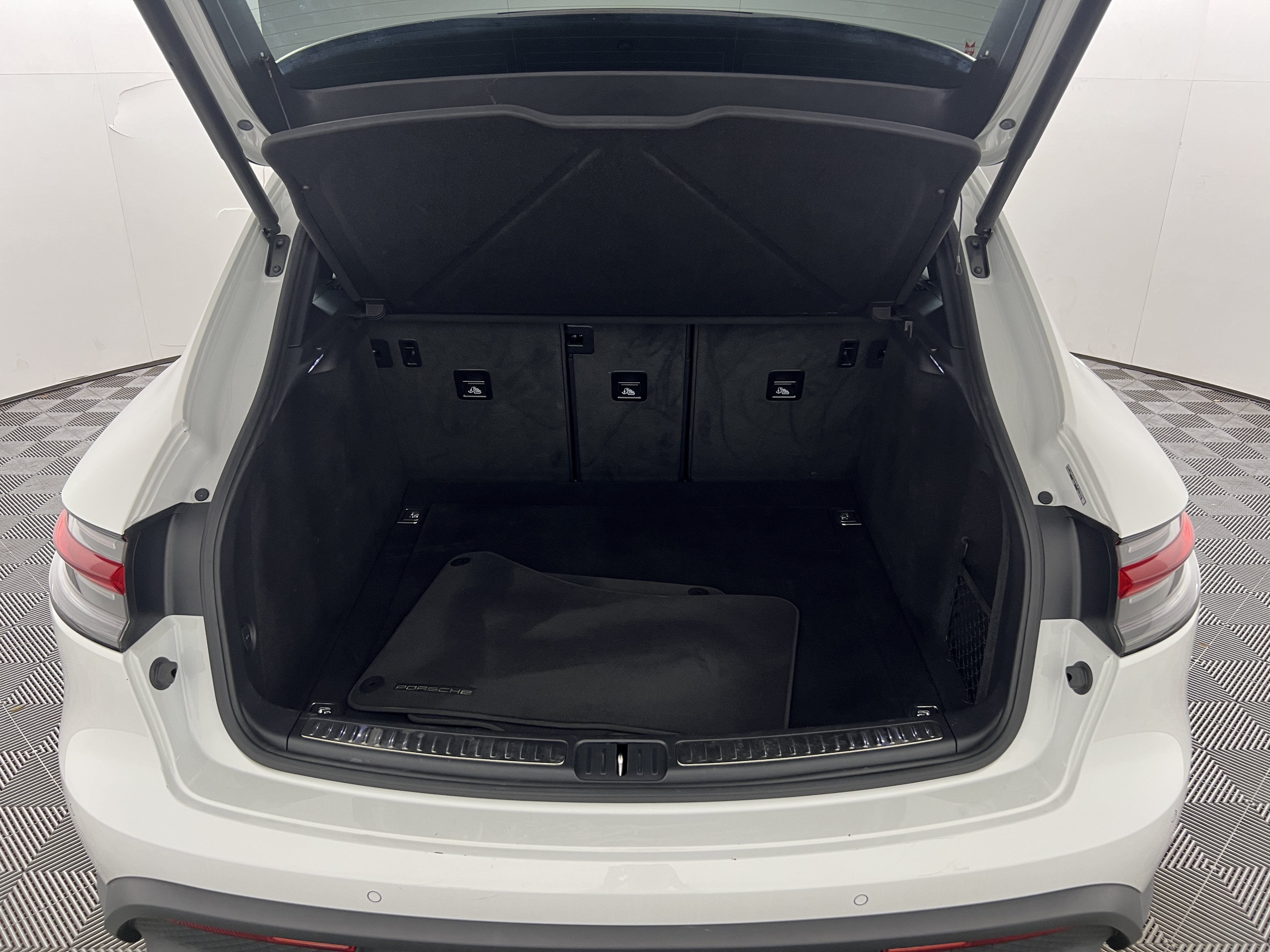 Certified 2024 Porsche Macan AWD/4WD image 21