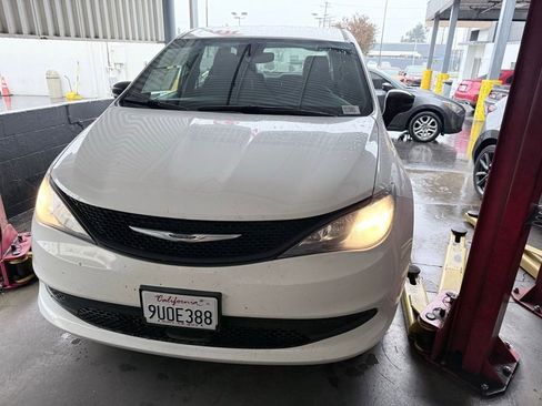 Used 2025 Chrysler Voyager LX image 2