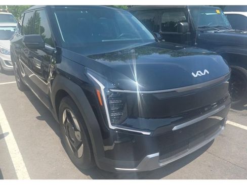 Used 2024 Kia EV9 Light Long Range RWD image 2