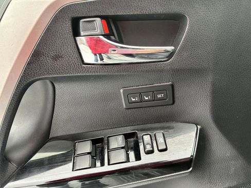 Used 2018 Toyota RAV4 Limited image 19