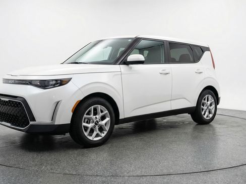 Used 2025 Kia Soul LX w/ LX Technology Package FWD image 3