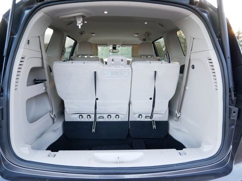 Used 2017 Chrysler Pacifica Touring-L image 19