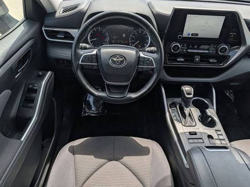 Used 2024 Toyota Highlander LE AWD/4WD image 12