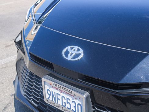 Used 2025 Toyota Camry SE w/ Convenience Package FWD image 6