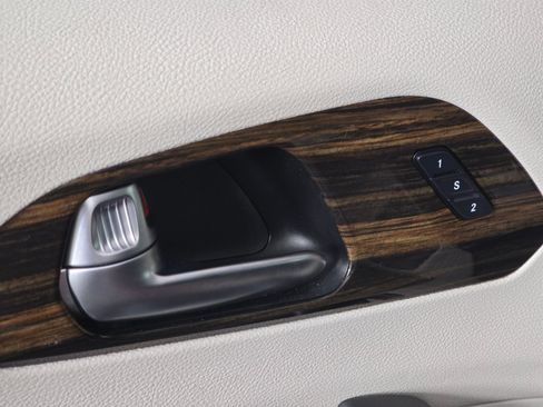 Used 2022 Chrysler Pacifica Limited w/ Uconnect Theater Family Group FWD image 41