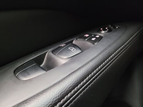Used 2019 Nissan Pathfinder SL FWD image 32