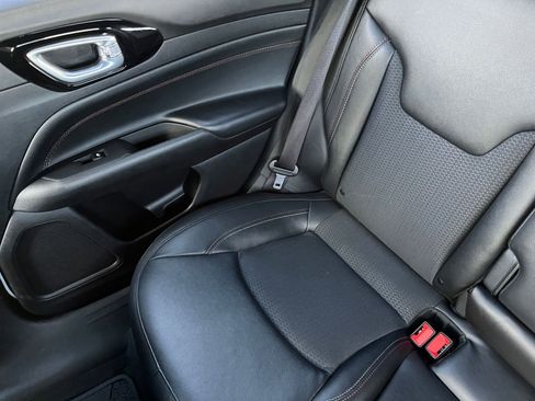 Used 2025 Jeep Compass Trailhawk image 40