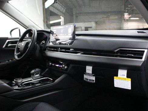 New 2026 Mitsubishi Outlander ES image 12