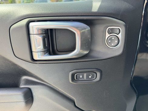 Used 2025 Jeep Wrangler Unlimited Rubicon w/ Convenience Group AWD/4WD image 16