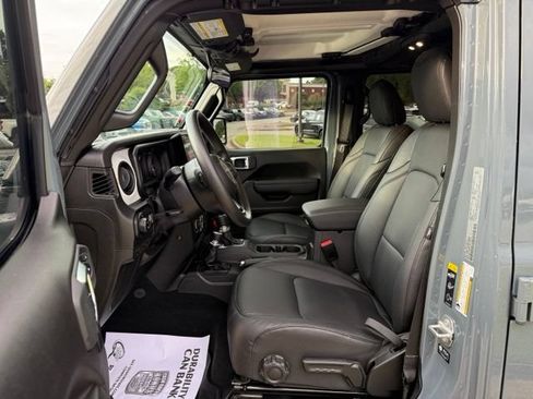 Used 2025 Jeep Gladiator Sport AWD/4WD image 13