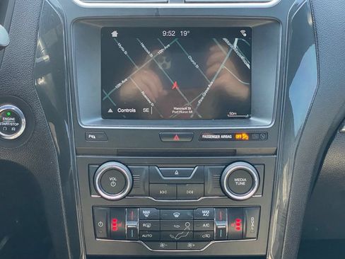 Used 2017 Ford Explorer XLT w/ XLT Technology Feature Bundle AWD/4WD image 22