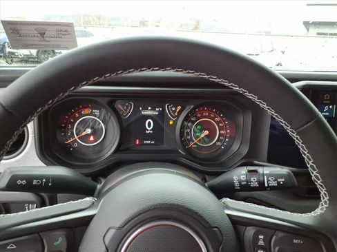 Used 2025 Jeep Wrangler Sport S image 17