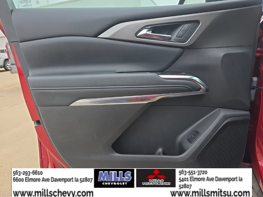 Used 2025 Chevrolet Traverse LT AWD/4WD image 14
