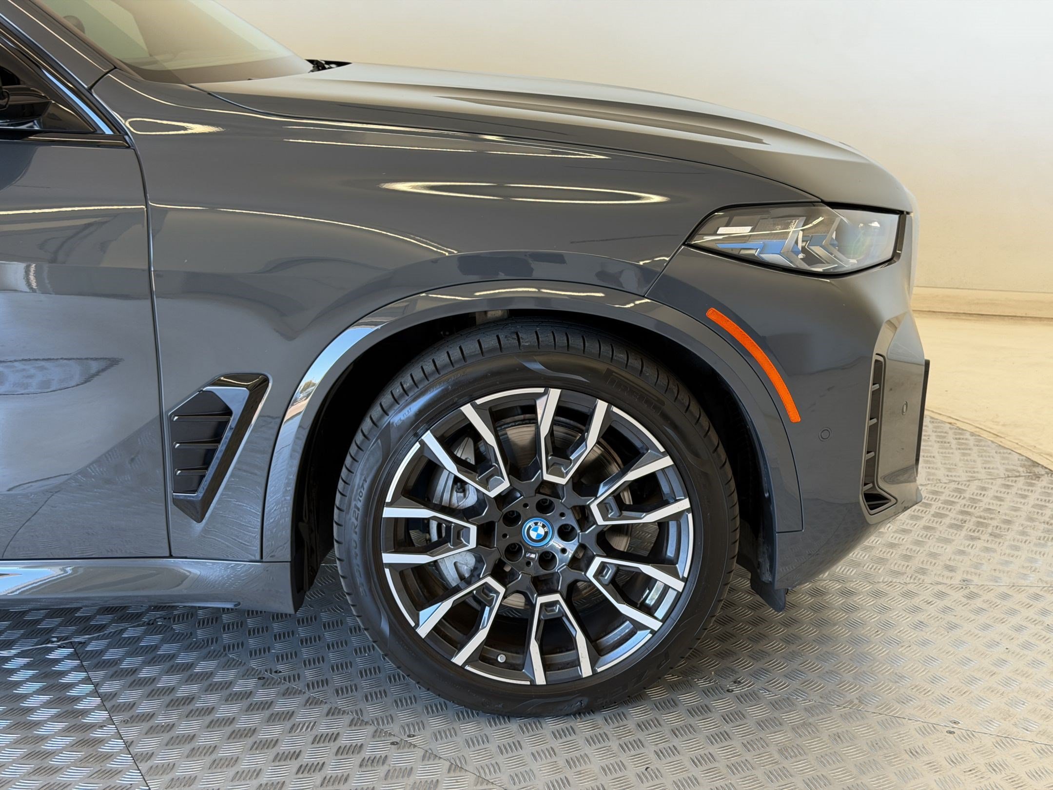 Used 2025 BMW X5 xDrive50e w/ M Sport Package AWD/4WD image 13