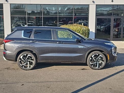 New 2025 Mitsubishi Outlander SE image 8
