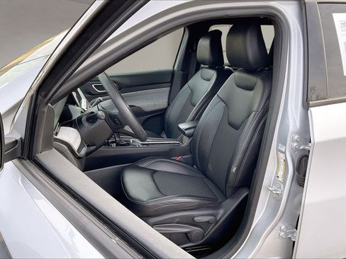 Used 2024 Jeep Compass Latitude image 21