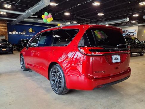 Used 2026 Chrysler Pacifica Select FWD image 5