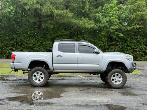 Used 2017 Toyota Tacoma TRD Sport w/ Tow Package (A/T) AWD/4WD image 3