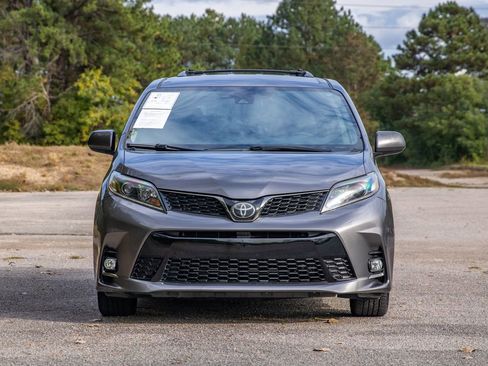 Used 2018 Toyota Sienna SE image 2