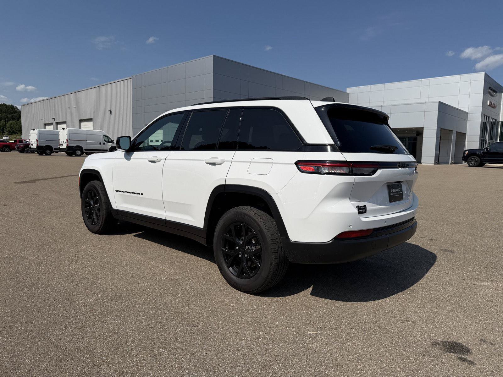 Certified 2024 Jeep Grand Cherokee Altitude AWD/4WD image 4