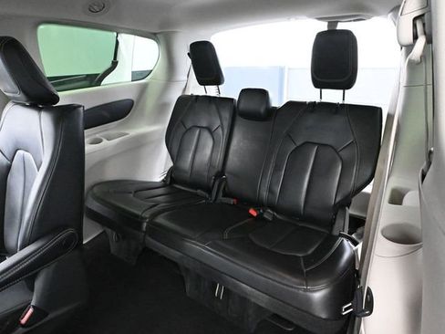 Used 2023 Chrysler Pacifica Touring-L image 39
