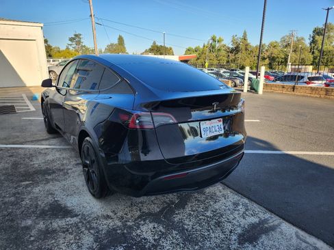 Used 2024 Tesla Model Y Long Range RWD image 3