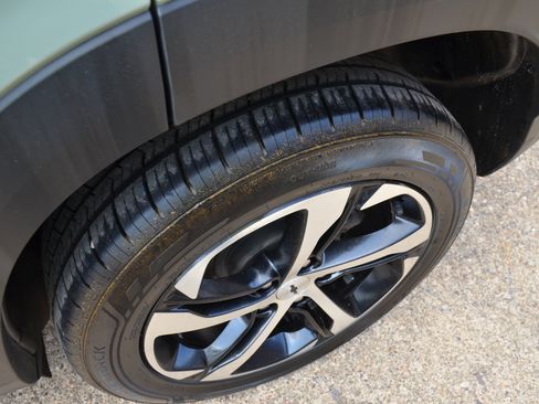 Used 2024 Chevrolet Trax RS FWD image 19