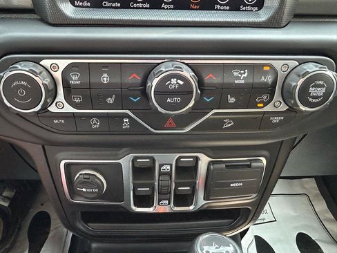 Used 2020 Jeep Wrangler Unlimited Sahara w/ Uconnect 4C Nav & Sound Group AWD/4WD image 29