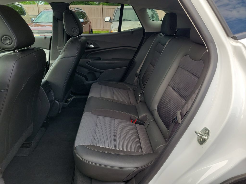 Used 2025 Chevrolet Trax LT FWD image 16