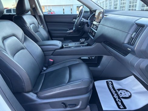 Used 2022 Nissan Pathfinder SL image 12