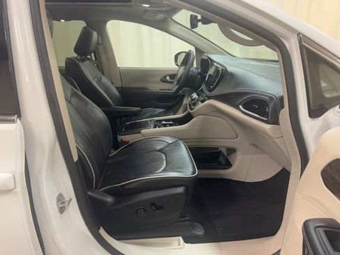 Used 2024 Chrysler Pacifica Limited image 39