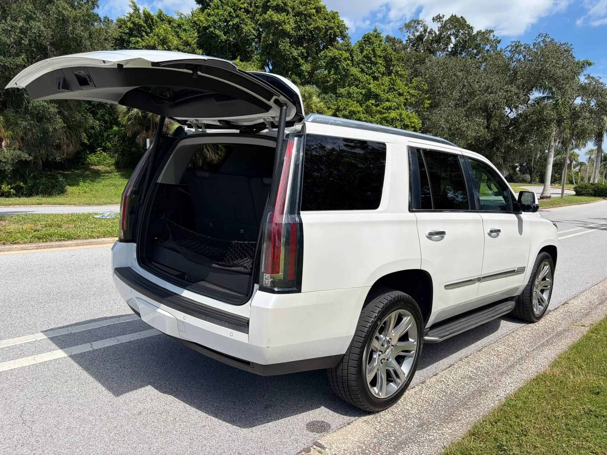 Used 2016 Cadillac Escalade Luxury RWD image 32